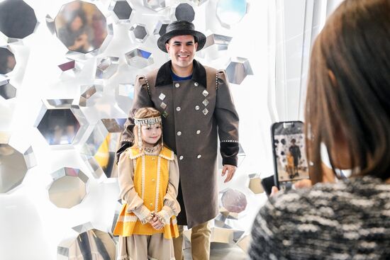 Международная выставка-форум "Россия"
Экскурсия для международных наблюдателей на выборах президента РФ Место: Россия, Москва. Автор: Максим Блинов/РИА Новости. Выставка "Россия". Международные наблюдатели за выборами президента РФ посетили выставку