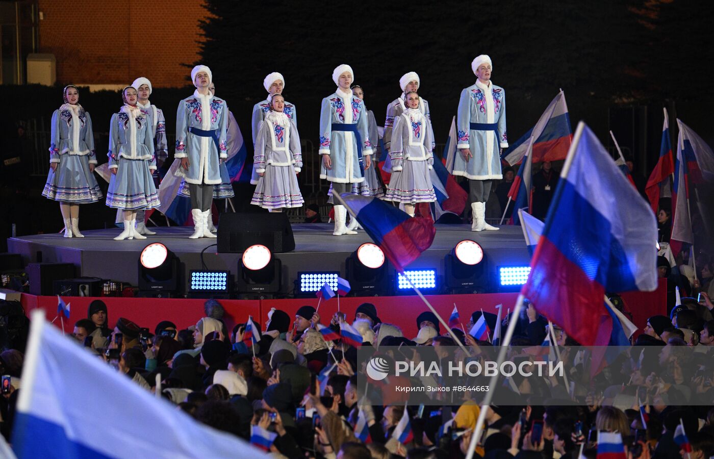 Президент РФ В. Путин посетил митинг-концерт к десятилетию воссоединения Крыма с Россией