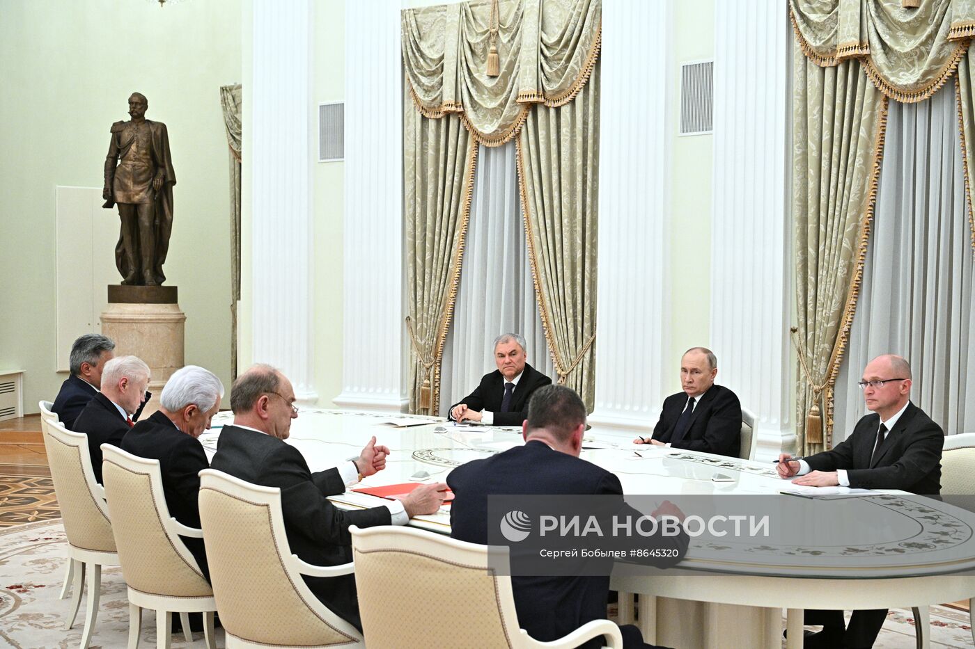 Президент РФ В. Путин встретился с лидерами парламентских фракций