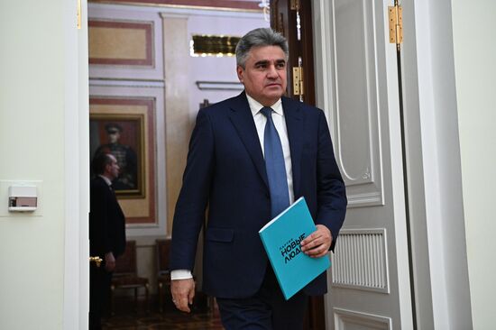 Президент РФ В. Путин встретился с лидерами парламентских фракций