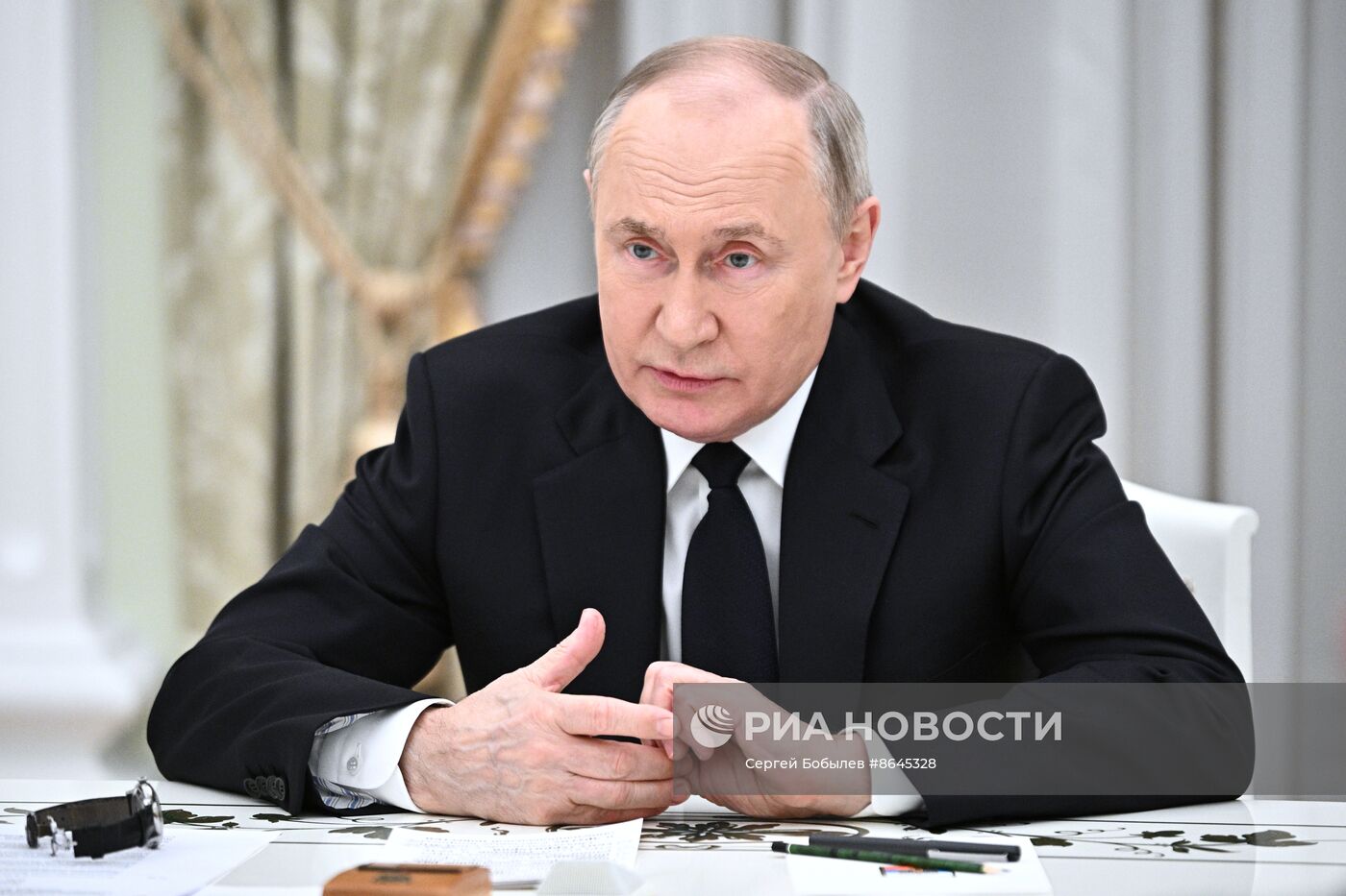 Президент РФ В. Путин встретился с лидерами парламентских фракций