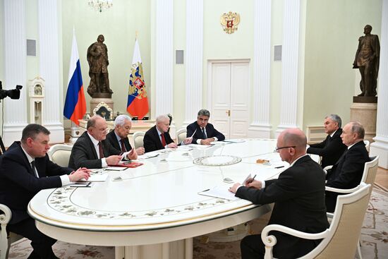 Президент РФ В. Путин встретился с лидерами парламентских фракций