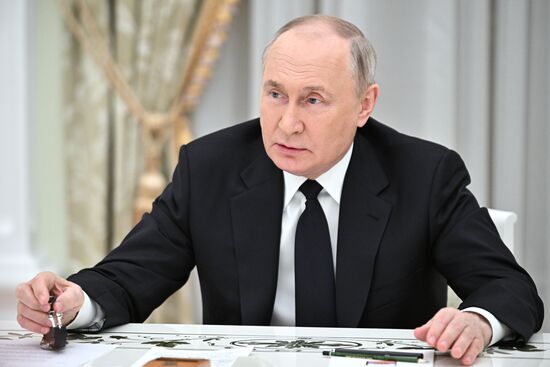 Президент РФ В. Путин встретился с лидерами парламентских фракций