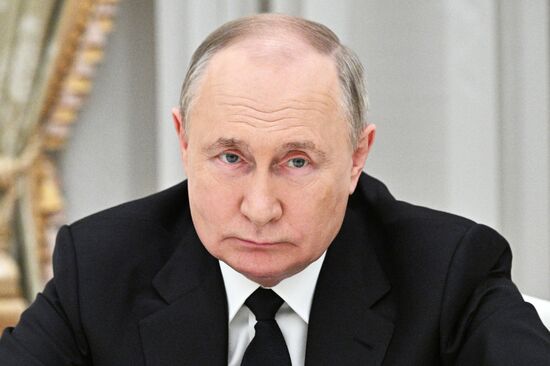 Президент РФ В. Путин встретился с лидерами парламентских фракций