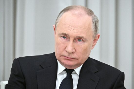 Президент РФ В. Путин встретился с лидерами парламентских фракций