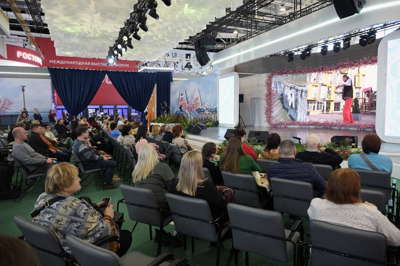 Выставка "Россия". Показ документального фильма "Я дома"