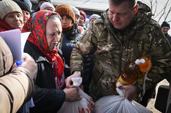 Народный фронт доставил гумпомощь в прифронтовые села Сватовского района ЛНР