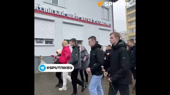 Жители Гомеля несут цветы и игрушки к Русскому дому