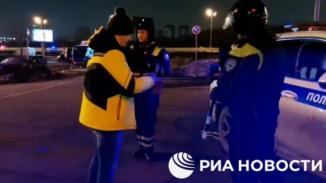 Жители ближайших к "Крокусу" домов приносят сотрудникам полиции и волонтёрам горячий чай и еду
