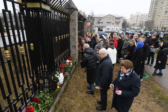 Акции памяти жертв теракта в "Крокус Сити Холле"