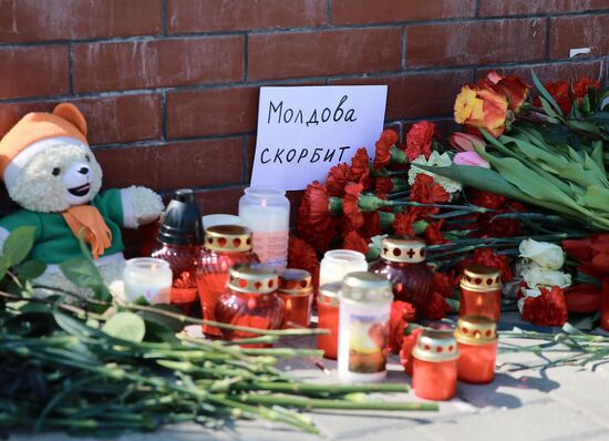 Акции памяти жертв теракта в "Крокус Сити Холле"