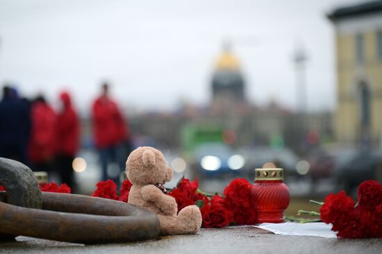 Акции памяти жертв теракта в "Крокус Сити Холле"