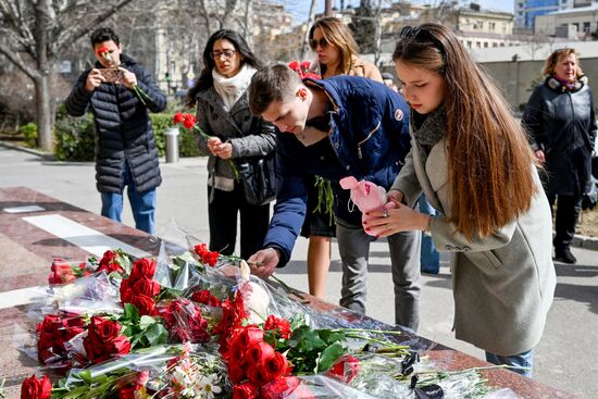 Акции памяти жертв теракта в "Крокус Сити Холле"