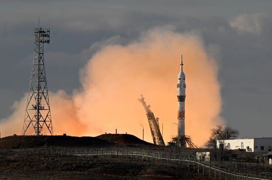 Запуск транспортного пилотируемого корабля "Союз МС-25"