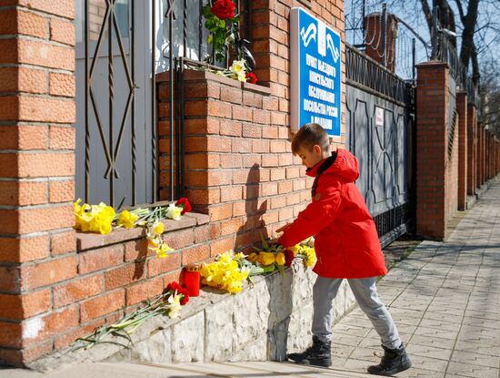 Акции памяти жертв теракта в "Крокус Сити Холле"