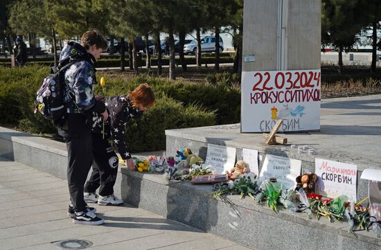 Акции памяти жертв теракта в "Крокус Сити Холле"