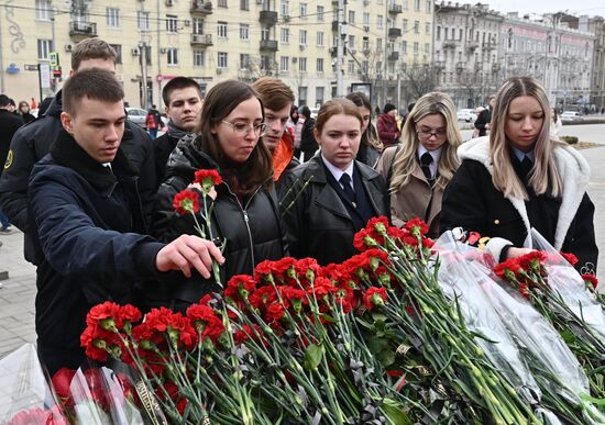 Акции памяти жертв теракта в "Крокус Сити Холле"