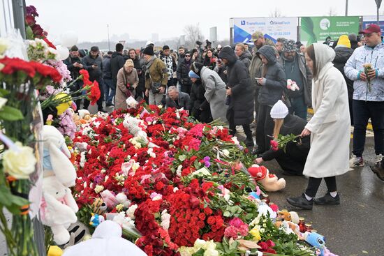 Акции памяти жертв теракта в "Крокус Сити Холле"