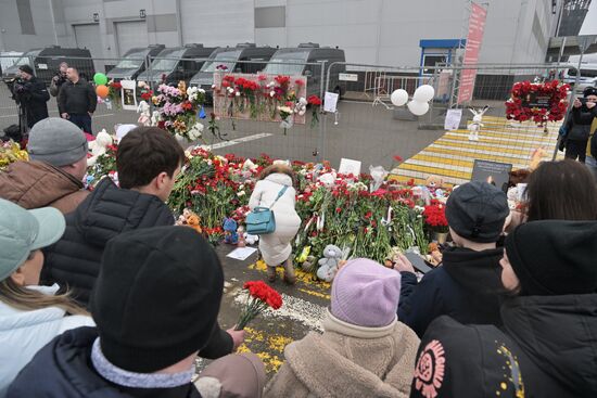 Акции памяти жертв теракта в "Крокус Сити Холле"