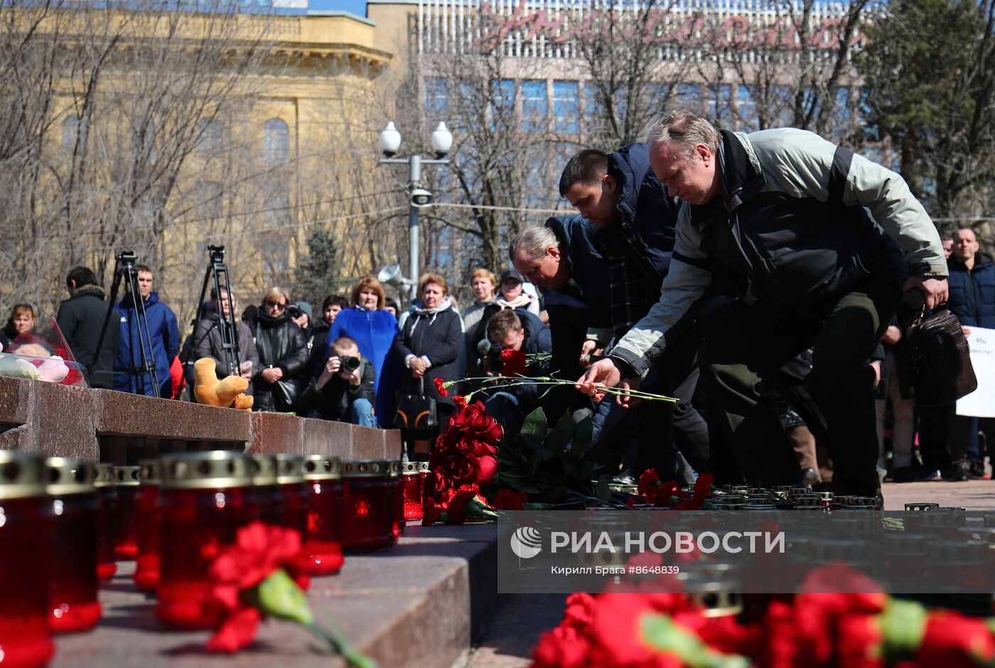 Акции памяти жертв теракта в "Крокус Сити Холле"