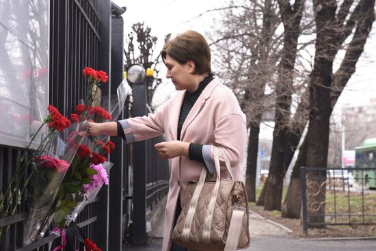 Акции памяти жертв теракта в "Крокус Сити Холле"