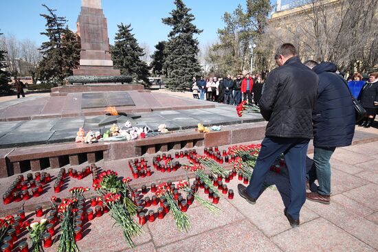 Акции памяти жертв теракта в "Крокус Сити Холле"