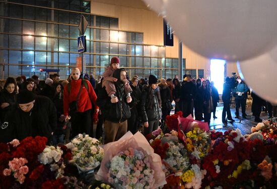 Акции памяти жертв теракта в "Крокус Сити Холле"