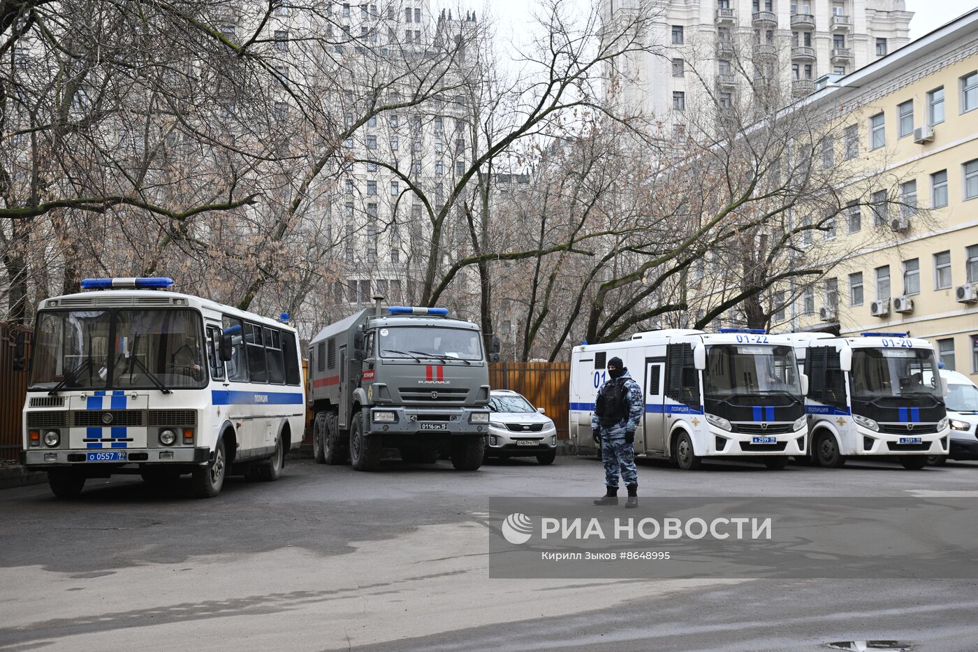 Обстановка у Басманного суда, куда доставят подозреваемых в совершении теракта в "Крокус Сити Холле"