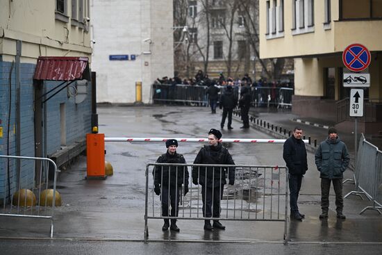 Обстановка у Басманного суда, куда доставят подозреваемых в совершении теракта в "Крокус Сити Холле"