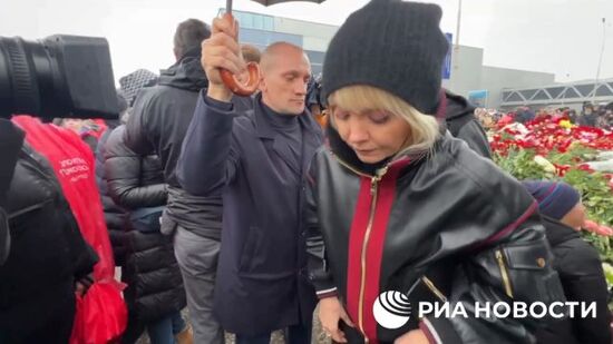 Певица Валерия с супругом Иосифом Пригожиным возложили цветы к стихийному мемориалу у "Крокус сити холла"