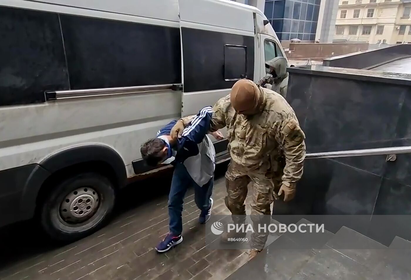 Задержанных по подозрению в теракте в "Крокус Сити Холл" привезли в Следственный комитет