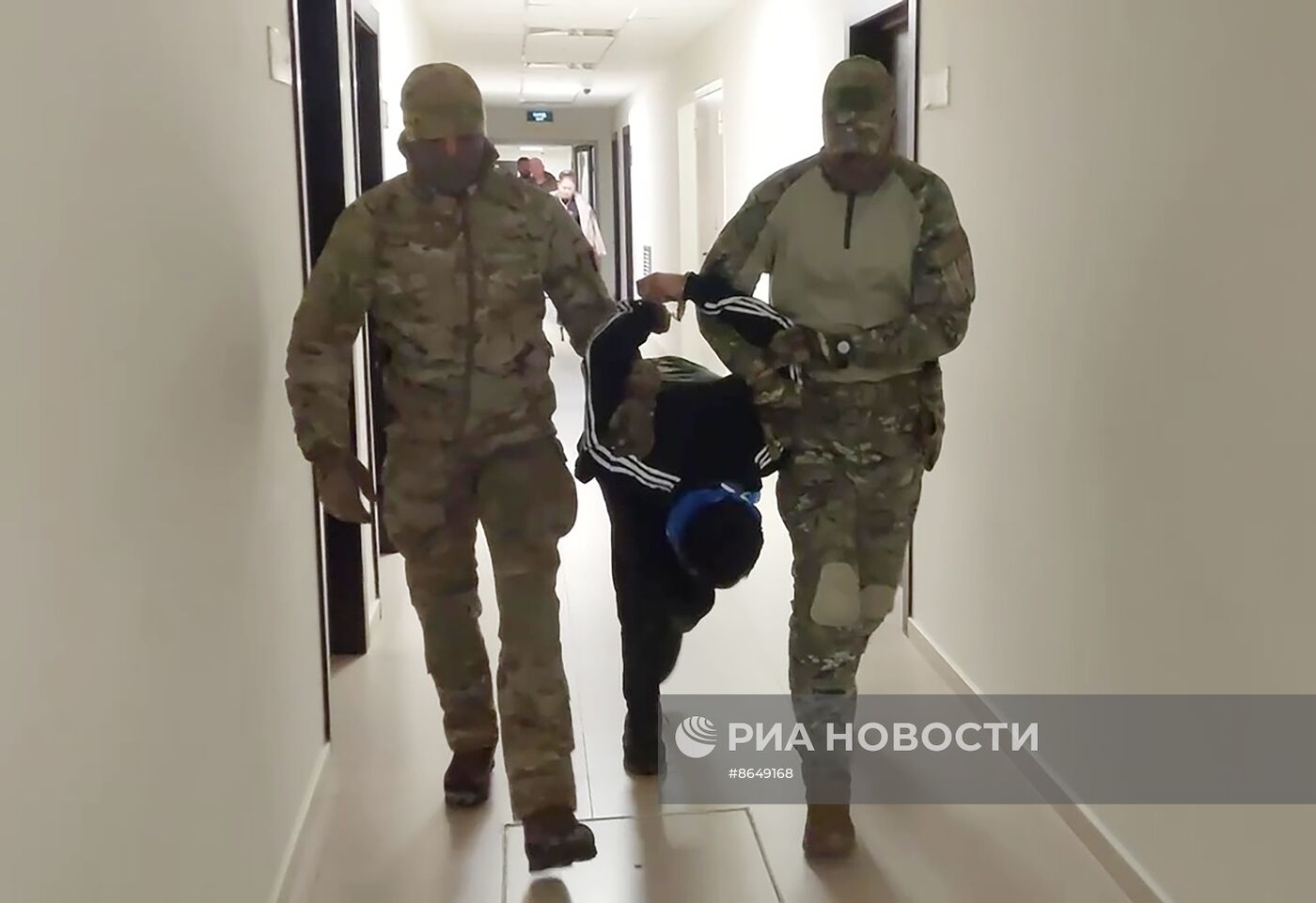 Задержанных по подозрению в теракте в "Крокус Сити Холл" привезли в Следственный комитет