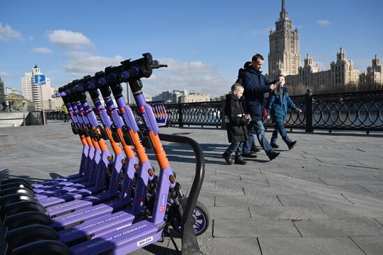 Старт сезона проката электросамокатов и велосипедов в Москве