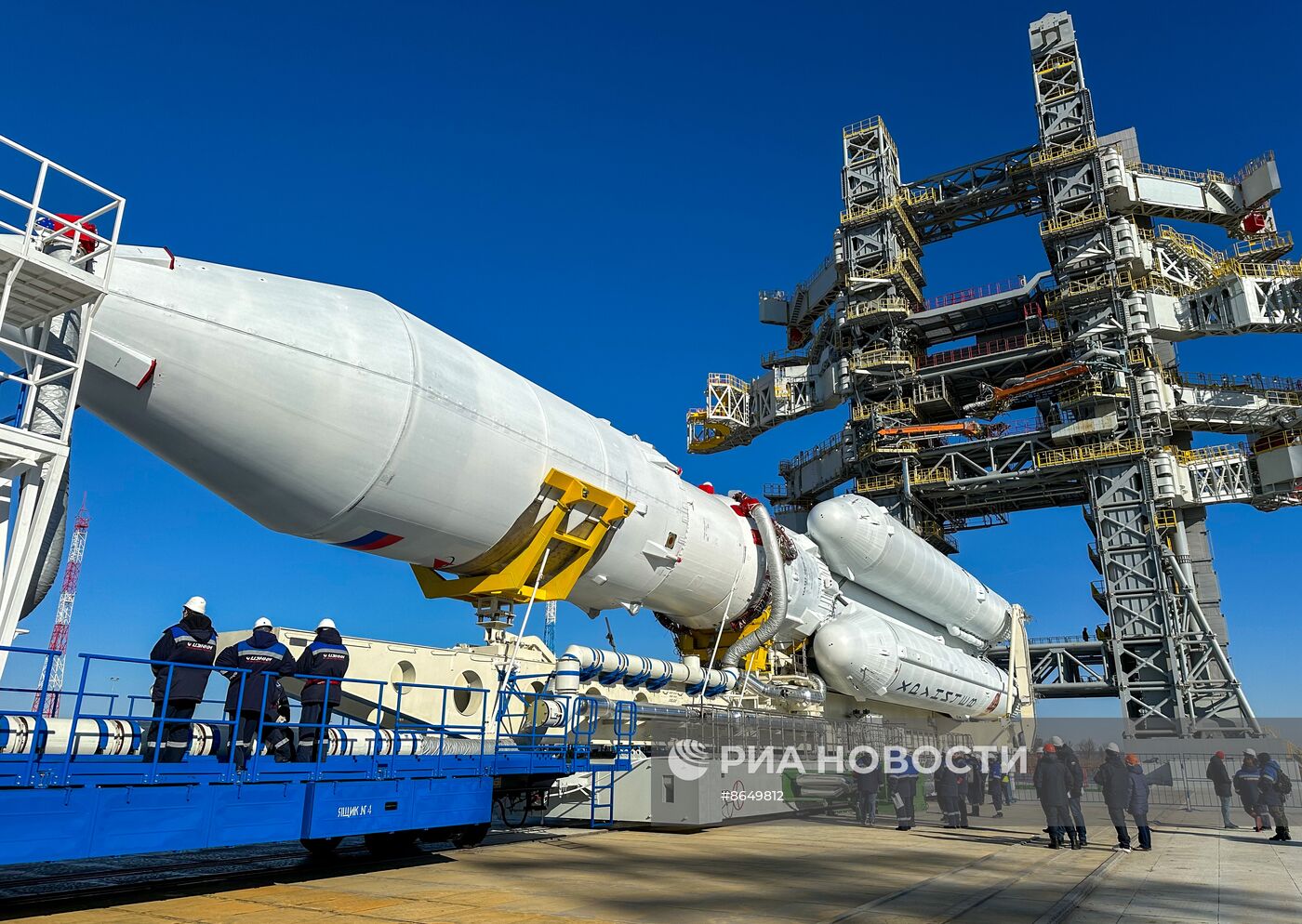 Первую в истории космодрома Восточный ракету "Ангара" установили на стартовый стол