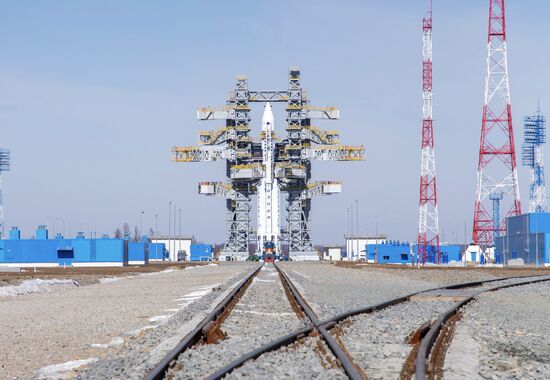 Первую в истории космодрома Восточный ракету "Ангара" установили на стартовый стол