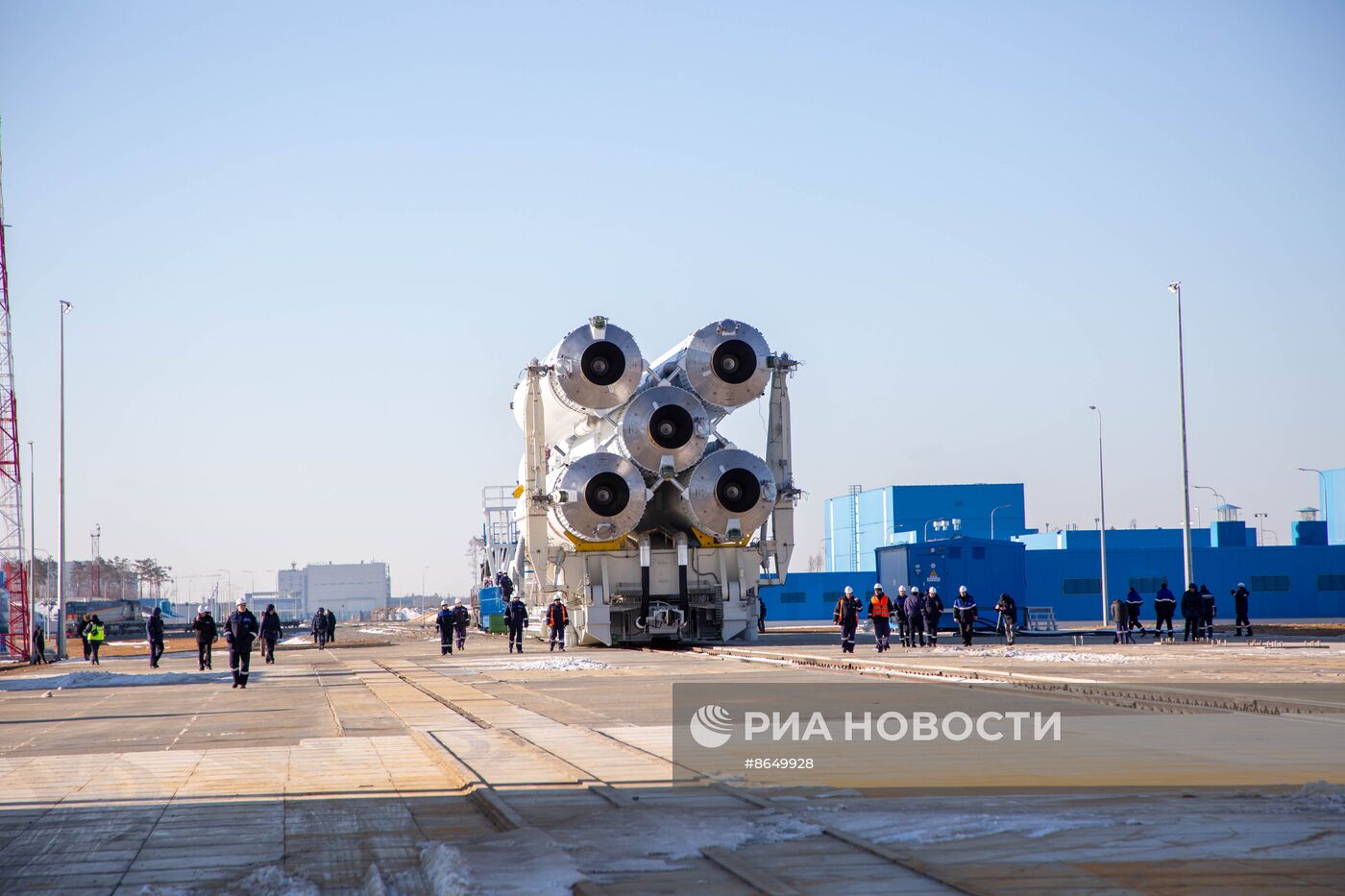 Первую в истории космодрома Восточный ракету "Ангара" установили на стартовый стол