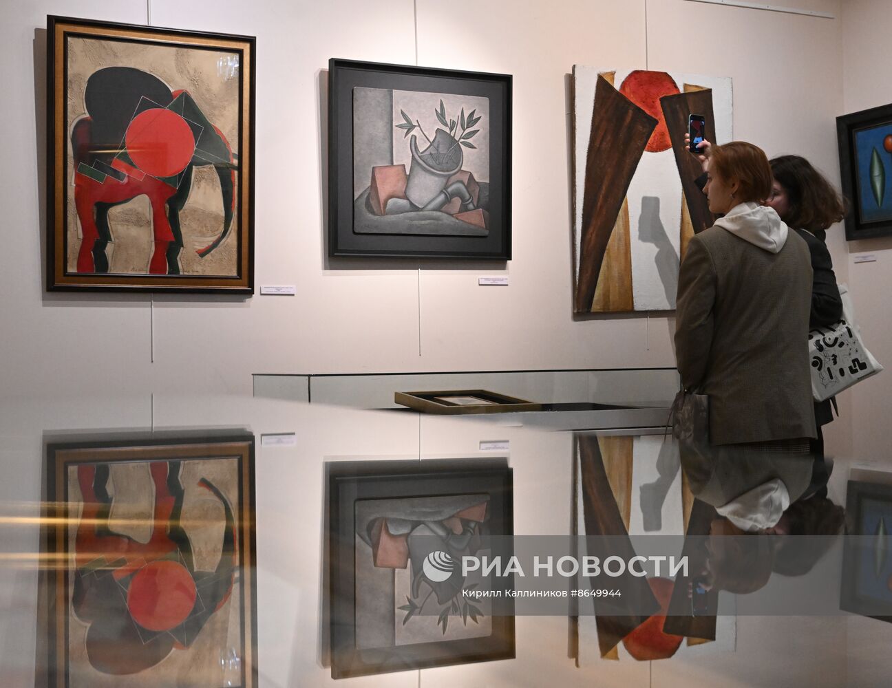 Предаукционная выставка "Первые имена"