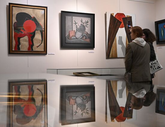 Предаукционная выставка "Первые имена"