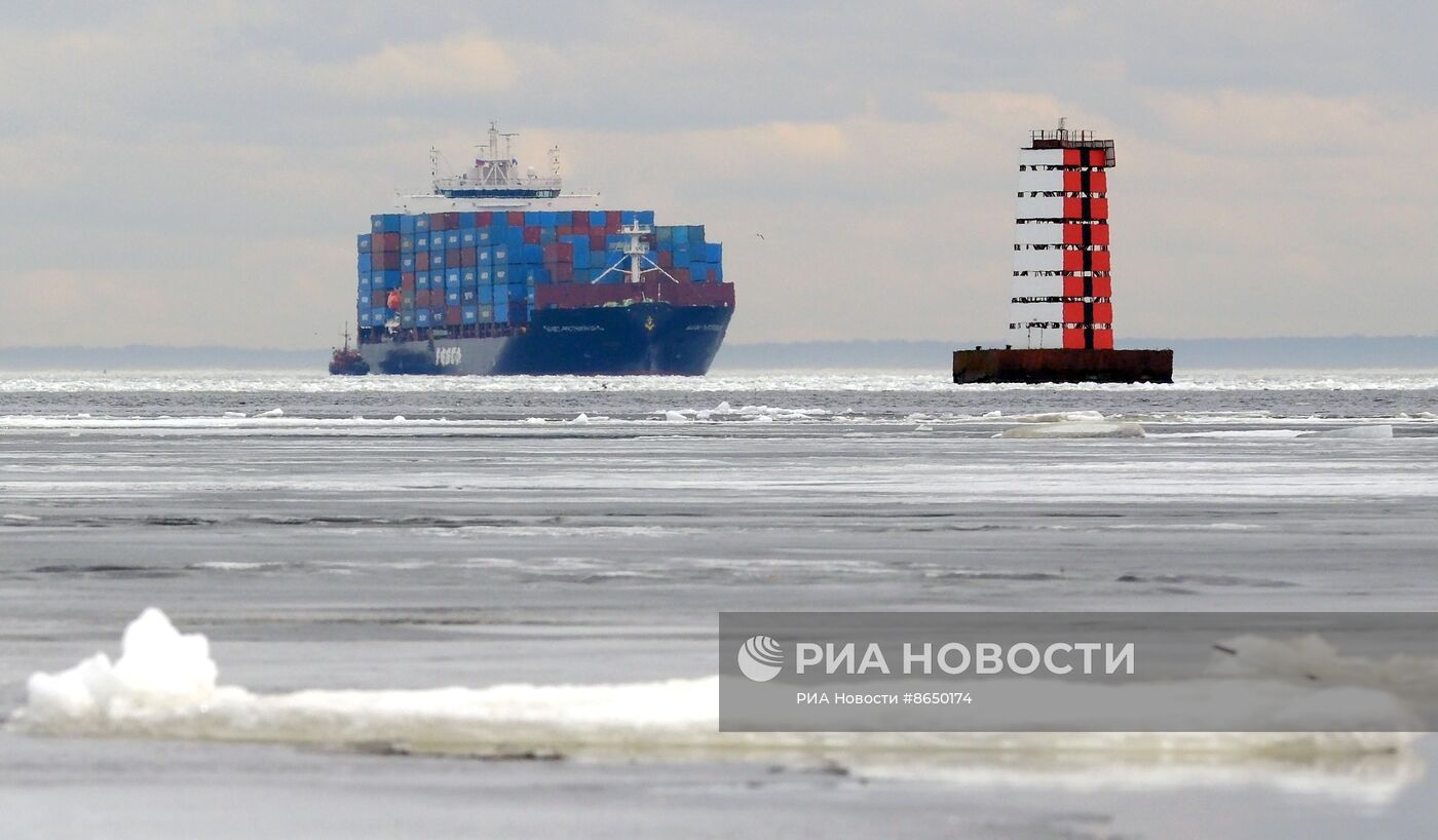 Контейнеровоз сел на мель около Кронштадта