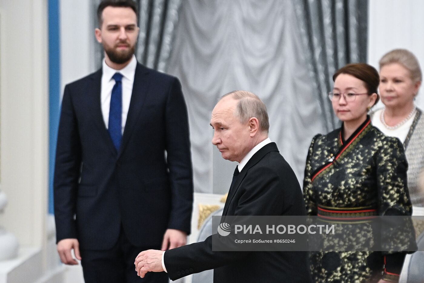 Президент РФ В. Путин вручил премии молодым деятелям культуры и за произведения для детей