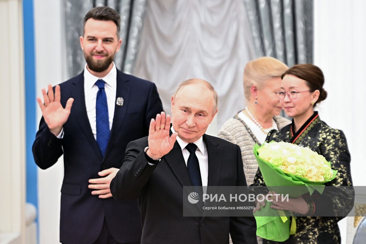 Президент РФ В. Путин вручил премии молодым деятелям культуры и за произведения для детей