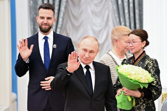Президент РФ В. Путин вручил премии молодым деятелям культуры и за произведения для детей