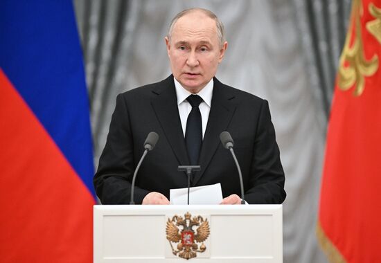 Президент РФ В. Путин вручил премии молодым деятелям культуры и за произведения для детей