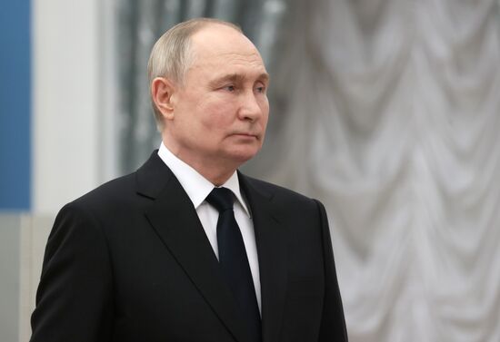 Президент РФ В. Путин вручил премии молодым деятелям культуры и за произведения для детей