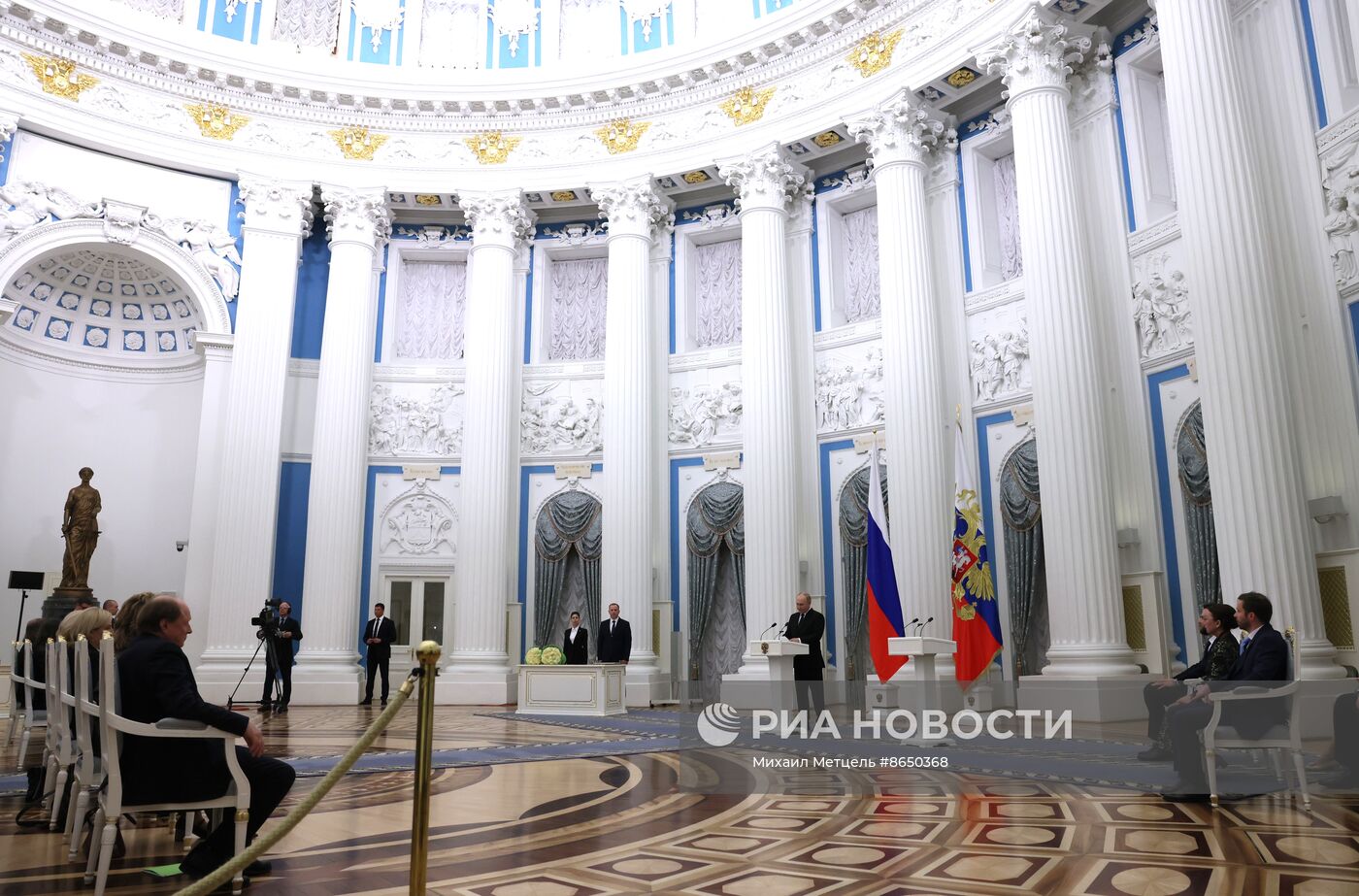 Президент РФ В. Путин вручил премии молодым деятелям культуры и за произведения для детей