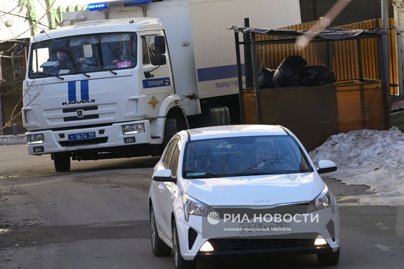 Автозак у здания Басманного суда Москвы