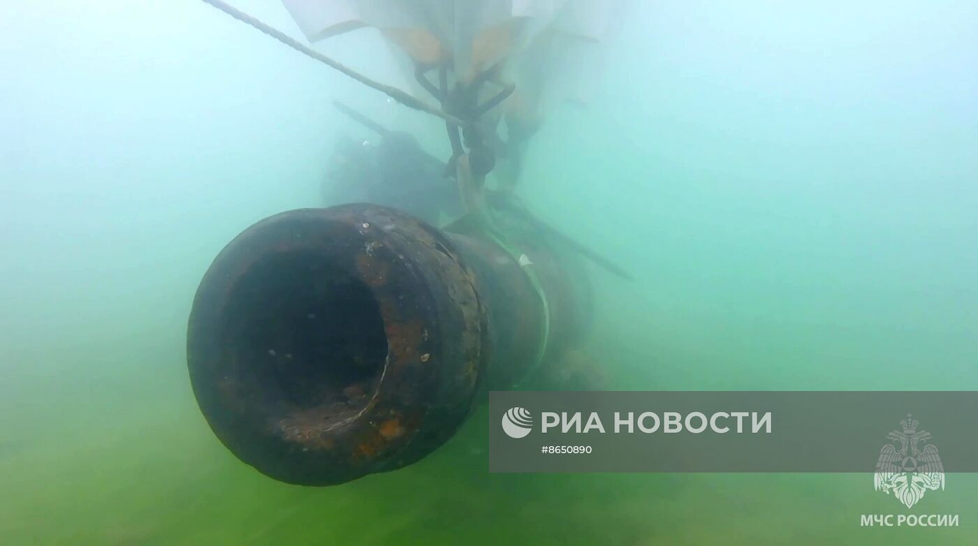 В Севастополе пушку XIX века подняли с морского дна водолазы МЧС России
