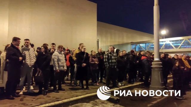 Фанаты "Спартака" возложили цветы к мемориалу у "Крокуса"