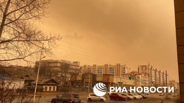 В Приамурье циклон окрасил небо в жёлто-оранжевый цвет частицами пыли и песка