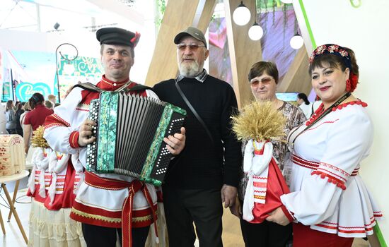 Работа выставки "Россия"